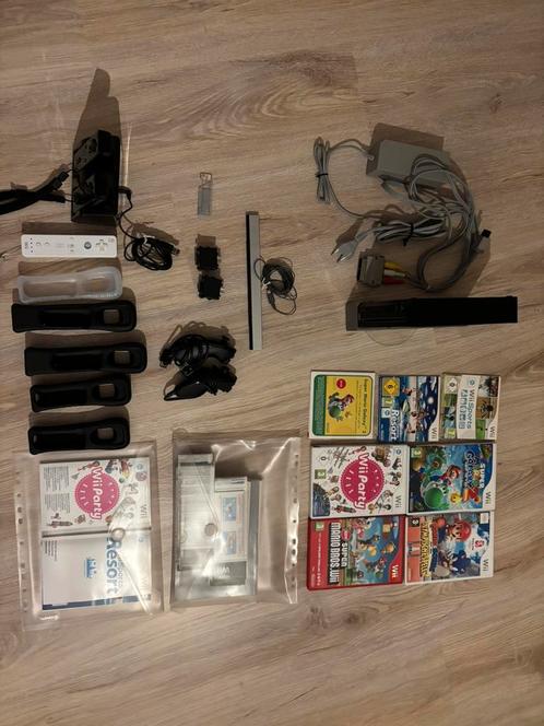 Nintendo zwart Wii + 3 controllers + 2 joysticks + 7 games, Games en Spelcomputers, Spelcomputers | Nintendo Wii, Gebruikt, Met 3 controllers of meer