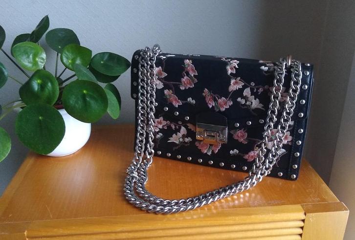 Mango zwarte shoudertas met geborduurde bloemen, Handtassen en Accessoires, Tassen | Damestassen, Gebruikt, Schoudertasje, Zwart