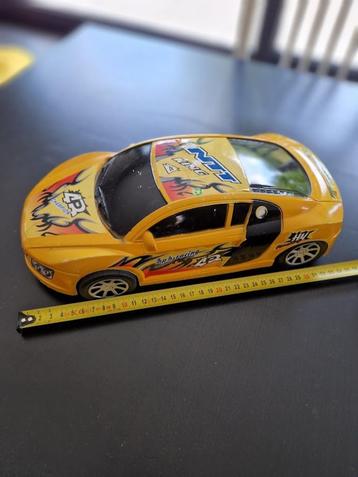 gele speelgoed auto beschikbaar voor biedingen
