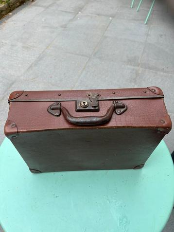 Oud vintage valiesje beschikbaar voor biedingen
