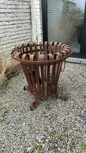 Smeedijzeren vuurkorf beschikbaar voor biedingen