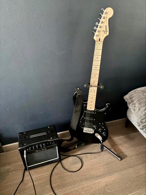 Guitare électrique Squier Sonic Strat HSS Black + matériel, Muziek en Instrumenten, Snaarinstrumenten | Gitaren | Elektrisch, Zo goed als nieuw