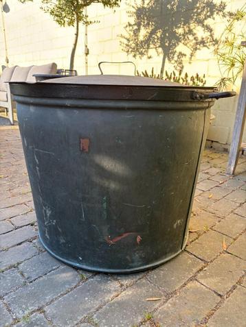 oude grote roodkoperen ketel beschikbaar voor biedingen