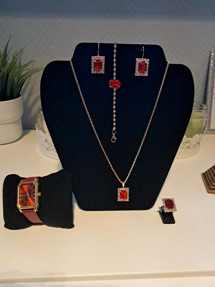 Briljante sieradenset van rode steen met horloge (nieuw), Handtassen en Accessoires, Kettingen, Nieuw, Overige materialen, Rood