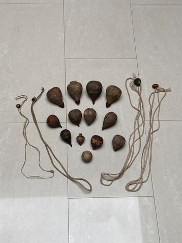 Set van 13 oude houten tollen + bal beschikbaar voor biedingen