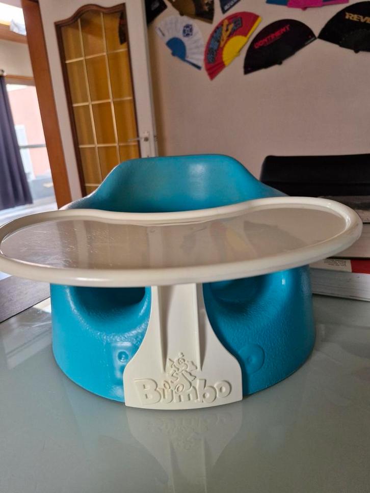 Bumbo babyzitje met tafeltje, Kinderen en Baby's, Kinderkamer | Tafels en Stoelen, Zo goed als nieuw, Ophalen of Verzenden