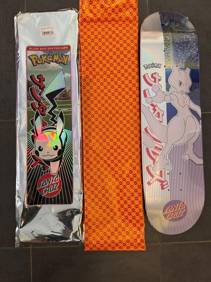 Pokémon Santa Cruz Skateboard Deck Mewtwo, Hobby en Vrije tijd, Verzamelkaartspellen | Pokémon, Nieuw, Overige typen, Foil, Ophalen of Verzenden