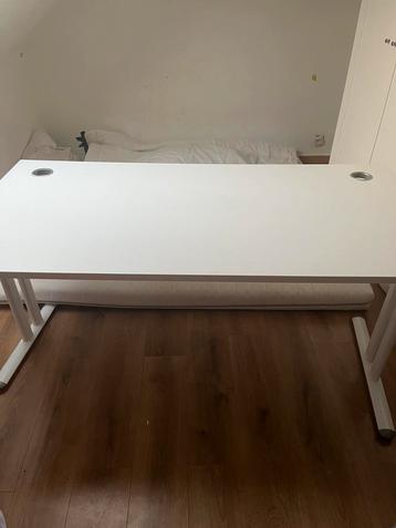 Grand bureau beschikbaar voor biedingen