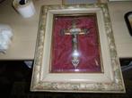 antiek kruisbeeld in kader met gebogen glas, Ophalen