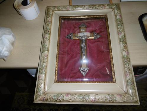 crucifix antique dans un cadre avec verre bombé, Antiquités & Art, Antiquités | Objets religieux, Enlèvement
