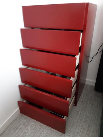 Twee strakke, robijnrode, design kommode kastjes te koop. beschikbaar voor biedingen