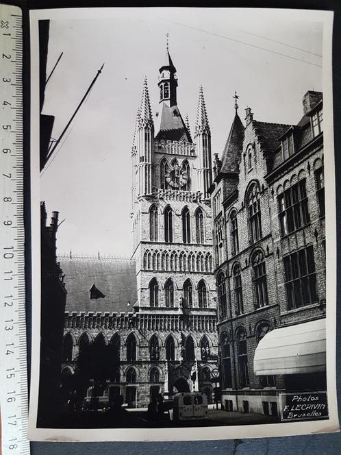 Grote foto Ieper Ypres Photo F. Lecrivin Bruxelles, Verzamelen, Foto's en Prenten, Zo goed als nieuw, Foto, Gebouw, 1940 tot 1960