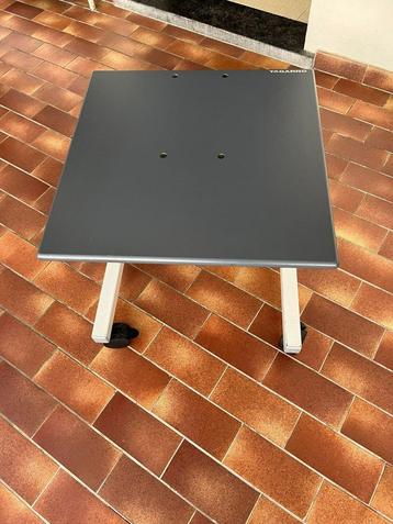Table d'appoint Tagarno - réhaussable + roulettes