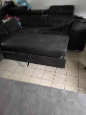 Divant lit en L en cuir beschikbaar voor biedingen