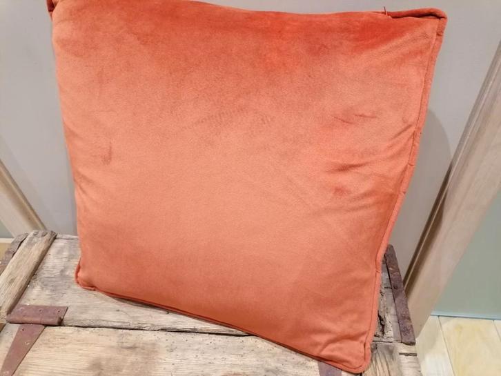 2 grote steenrode(terracottakleurige) kussenhoezen, Huis en Inrichting, Woonaccessoires | Kussens, Zo goed als nieuw, Ophalen