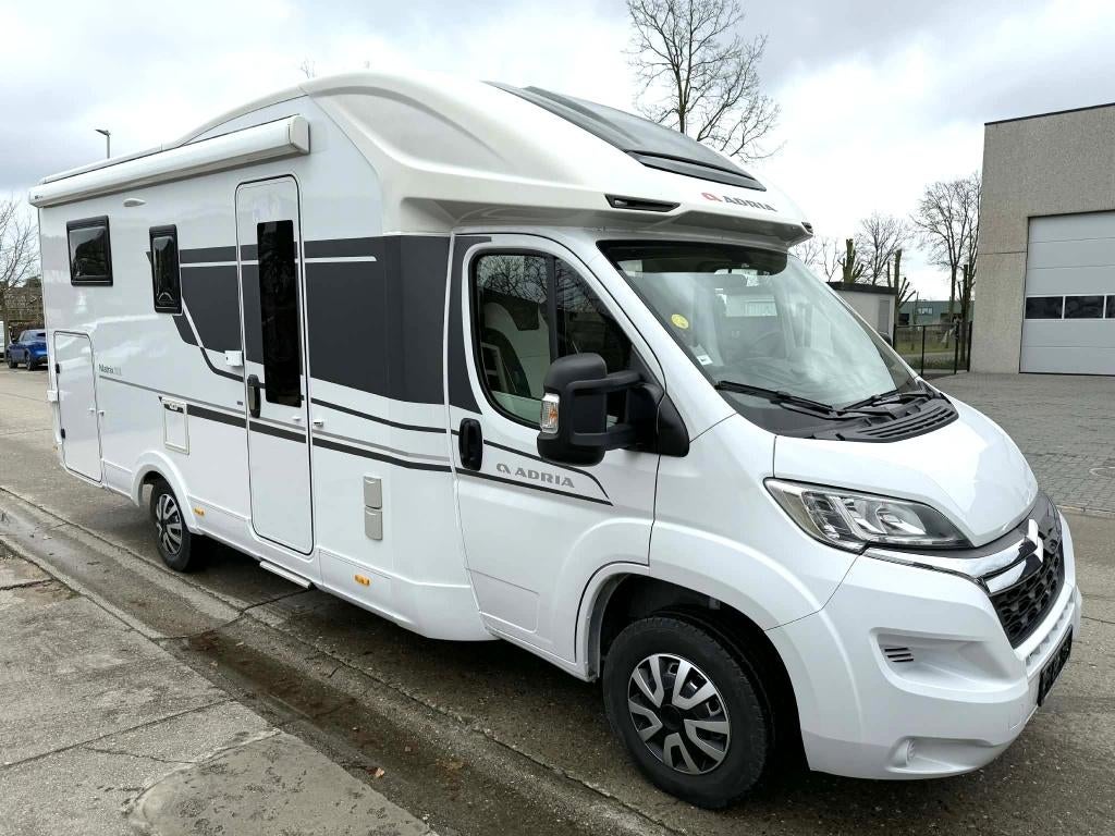 Adria Matrix 650 SC Axess, Caravans en Kamperen, Mobilhomes, Bedrijf, tot en met 4, Half-integraal, Pilote, Diesel, Ringverwarming