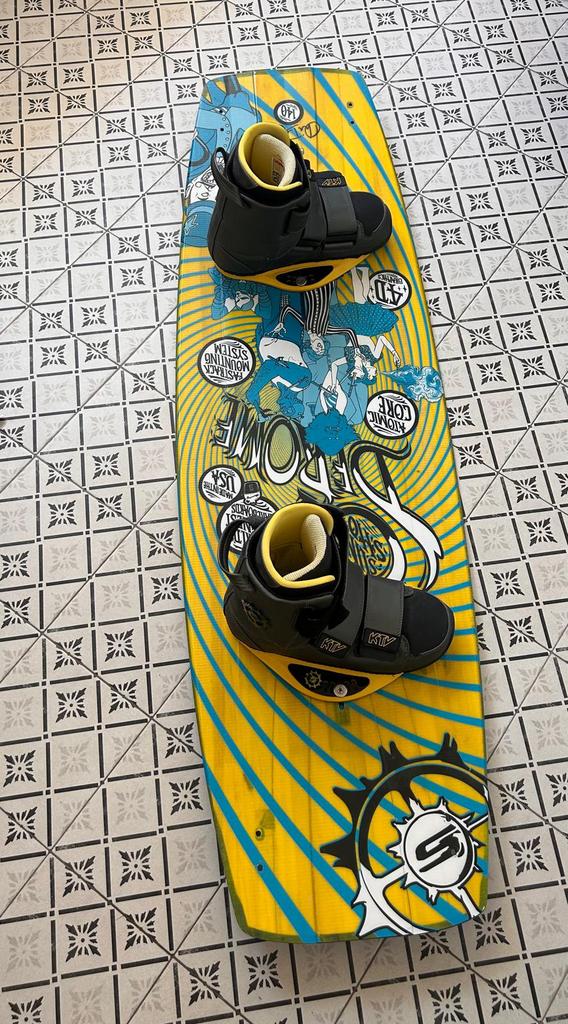 SLINGSHOT OLI Wakeboard (140) met SLINGSHOT KTV Boots(43,5), Watersport en Boten, Ophalen, Zo goed als nieuw
