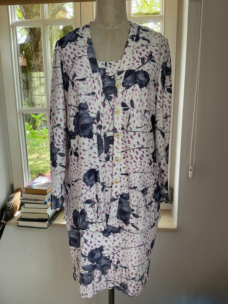 costume (robe et veste) vêtements de marque taille 40, Enlèvement ou Envoi, Comme neuf, Taille 38/40 (M), Manteau