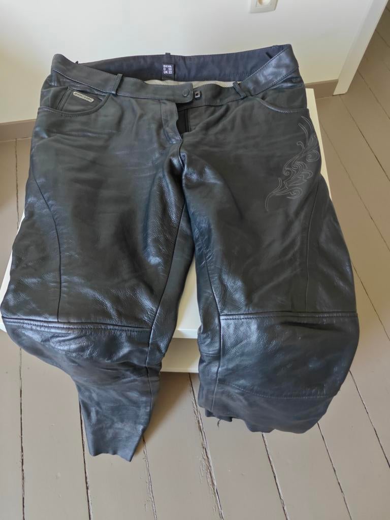Leren motobroek, Ophalen