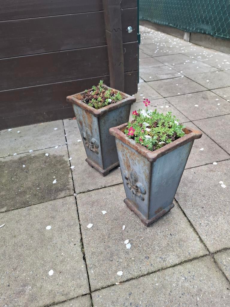 2 gietijzeren bloempotten, Ophalen