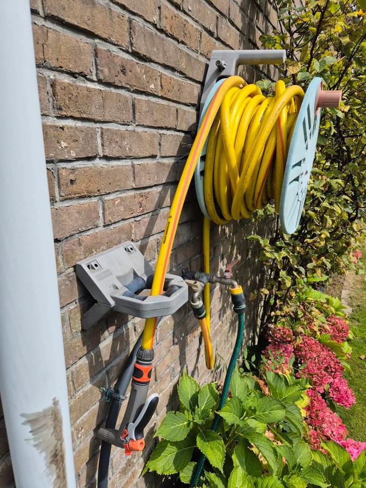 TUYAU D'ARROSAGE DE 19 MM DE DIAMÈTRE AVEC ENROULEUR MURAL D, Jardin & Terrasse, Tuyaux d'arrosage, Tuyau d'arrosage, Enlèvement