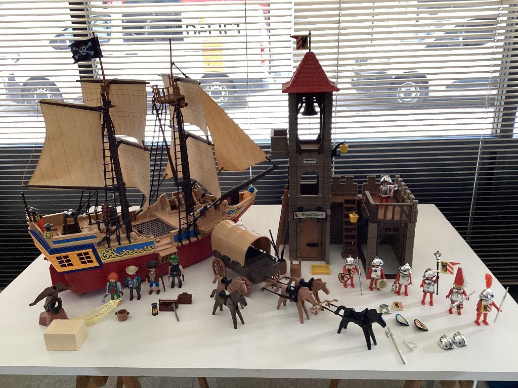 Playmobil piratenschip, toren, huifkar en ridders €60, Ophalen, Zo goed als nieuw