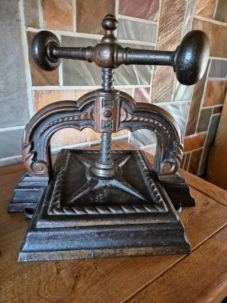 Ancienne Presse à vis en fonte, Ophalen