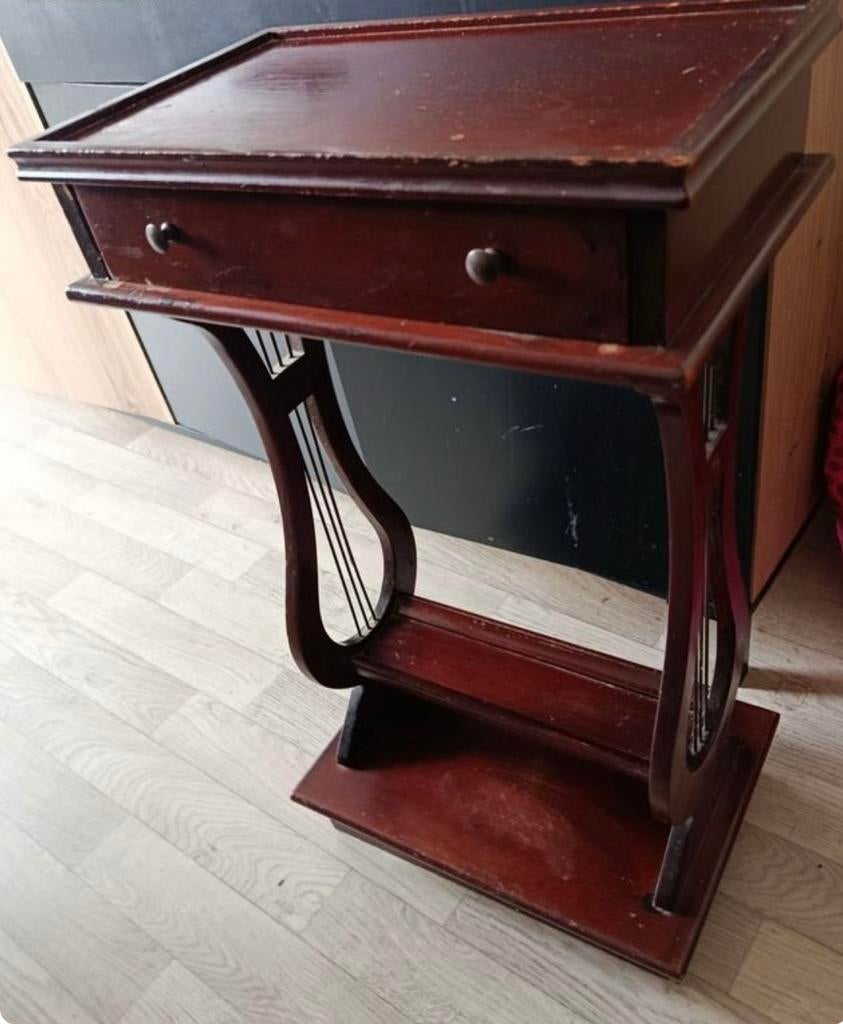 Petite table violon, Enlèvement