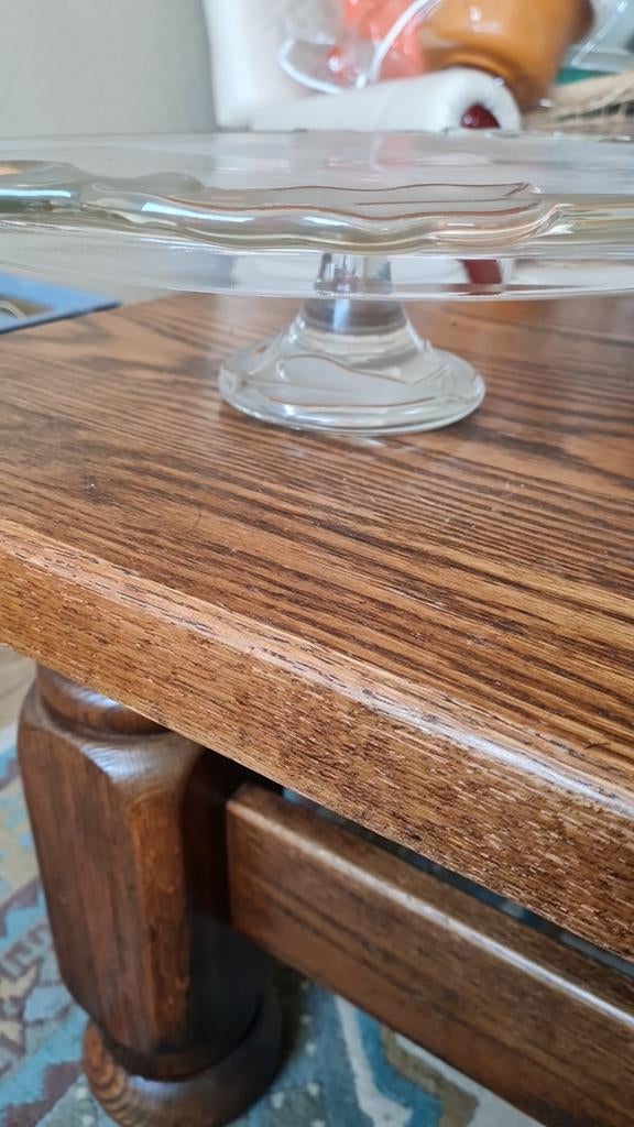 Glazen taartschotel op voet, Enlèvement