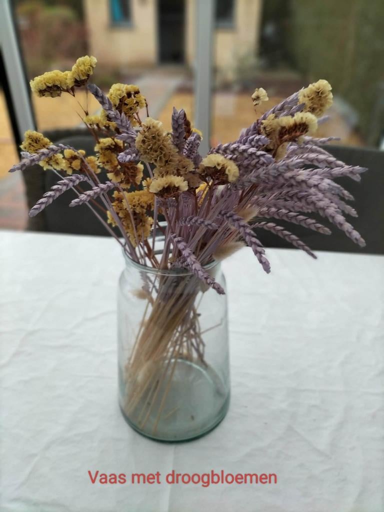 Vaas met droogbloemen, Ophalen