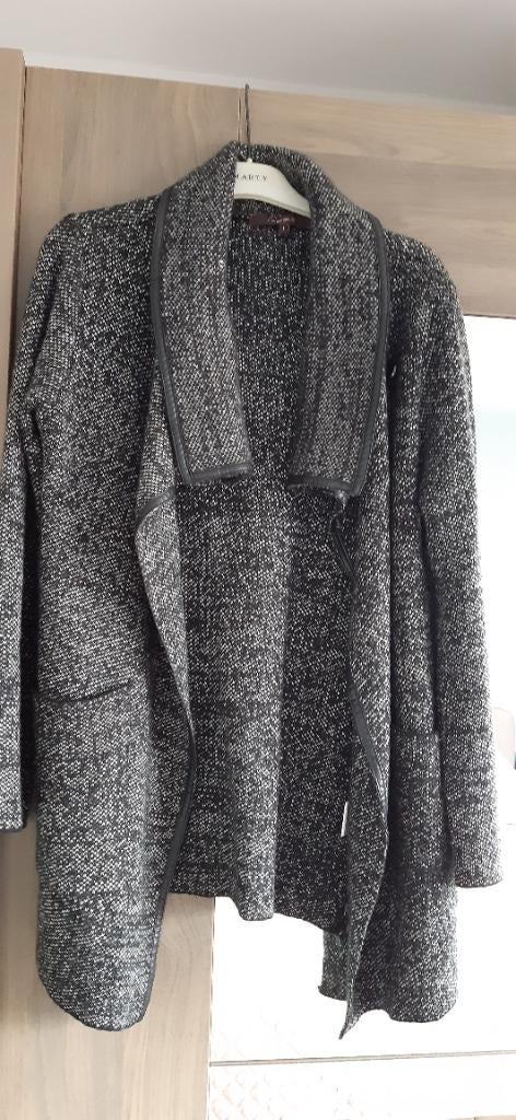 Gilet la fée maraboutée maat 1 €10, Enlèvement, Comme neuf, Noir