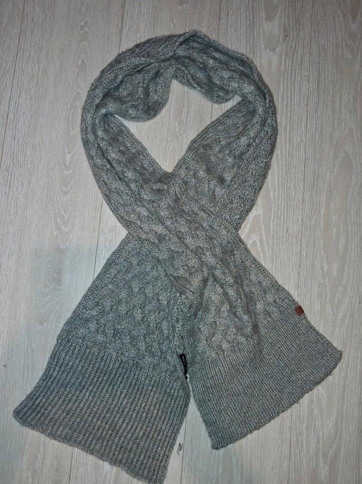 Écharpe torsadée de luxe Bickley & Mitchell gris, Vêtements | Femmes, Bonnets, Écharpes & Gants, Comme neuf, Écharpe, Taille 46/48 (XL) ou plus grande