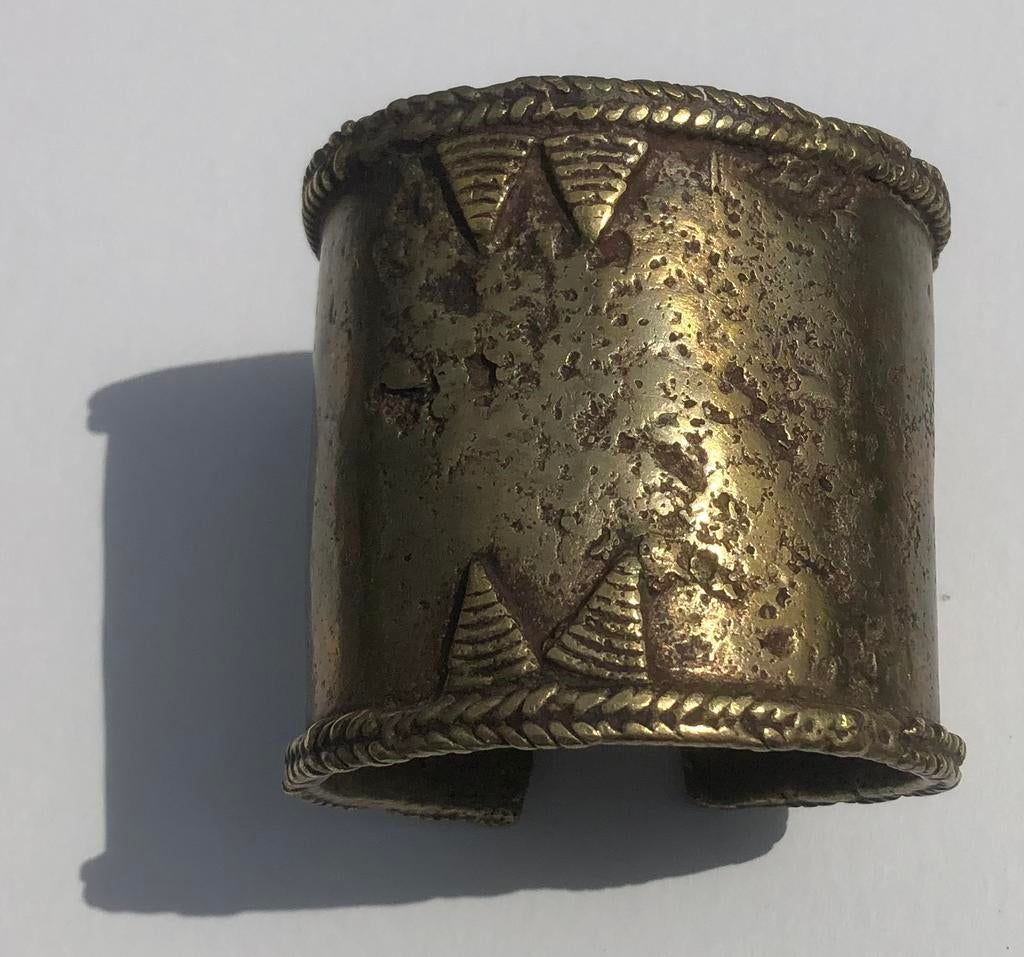 19e eeuwse Afrikaanse bronzen armband, Ophalen of Verzenden, Gebruikt, Beige, Staal