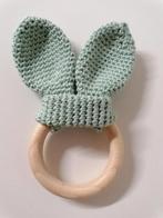 Houten bijtring met gehaakte konijnenoortjes. Nieuw., Hobby en Vrije tijd, Breien en Haken, Ophalen of Verzenden, Nieuw