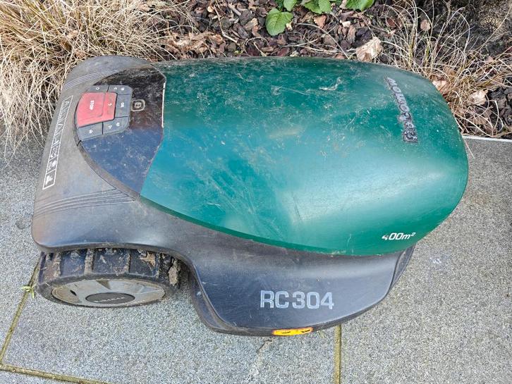Robomow RC304 2 basistations, extra mes, Wifi besturing, ..., Tuin en Terras, Robotmaaiers, Gebruikt, Met regensensor, Bestuurbaar via app