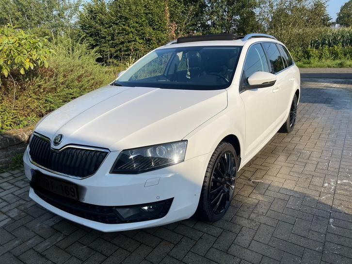 Skoda octavia 5e, Autos, Skoda, Particulier, Octavia, Essence, Euro 5, Break, 5 portes, Automatique, Blanc, Noir, Cuir, Quatre roues motrices / 4X4