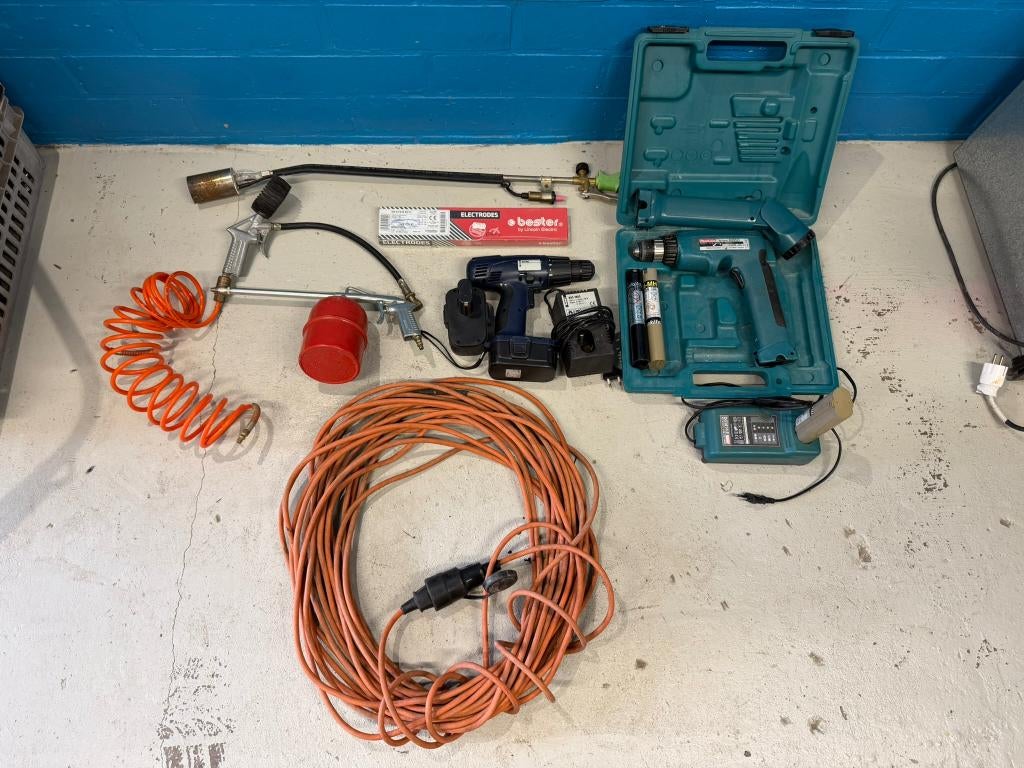 Partij gereedschap Makita accuboormachine, Makita zaklamp..., Doe-het-zelf en Bouw, Gereedschap | Handgereedschap, Gebruikt, Ophalen