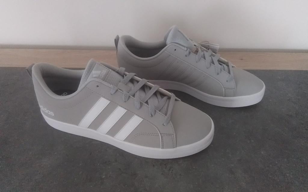 Chaussures Adidas, Enlèvement, Neuf