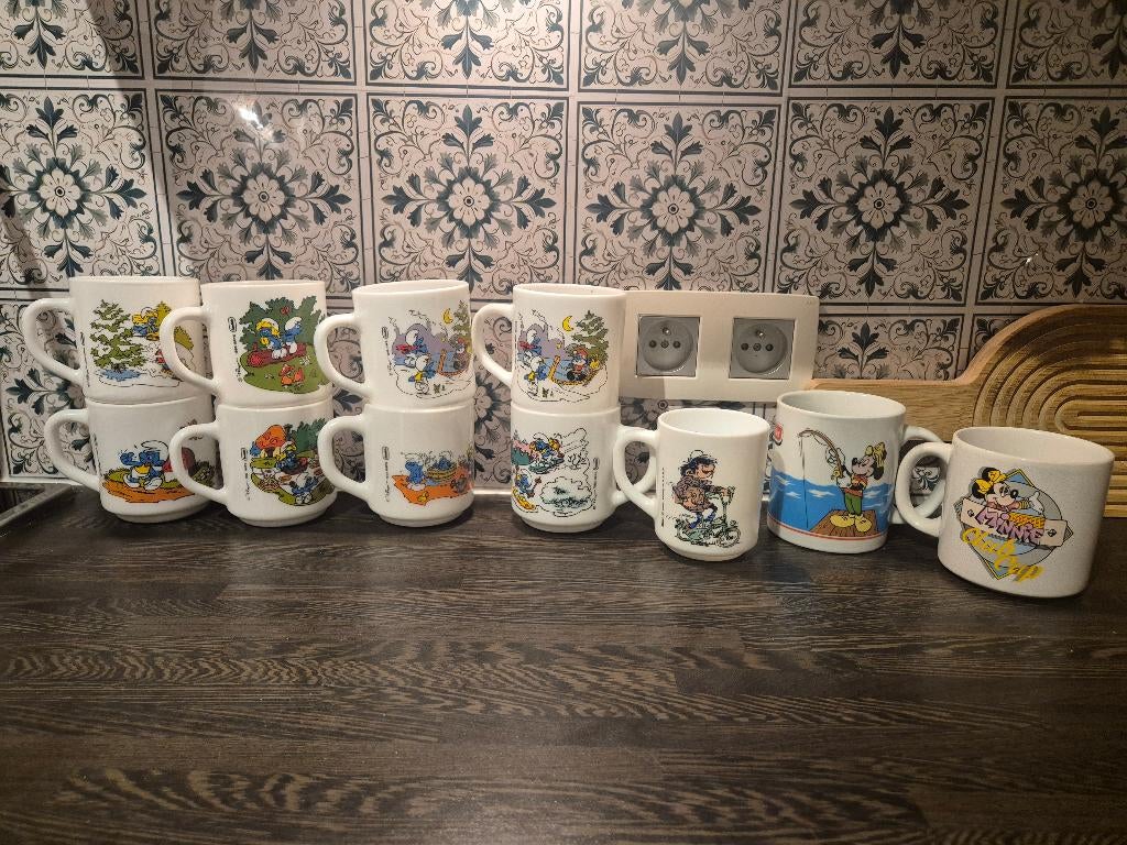 Lot 11 mugs Vintage - Arcopal / Disney / Schtroumpfs, Enlèvement, Comme neuf, Autres matériaux, Tasse et/ou soucoupe