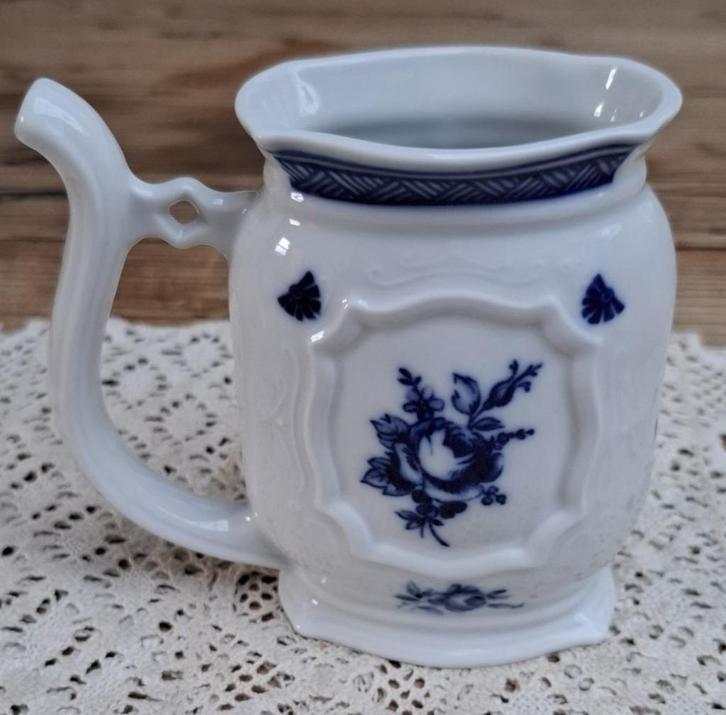 Porseleinen Tjechische tuitbeker, blauwe rozen, Karlovy Vary, Antiquités & Art, Curiosités & Brocante, Enlèvement ou Envoi