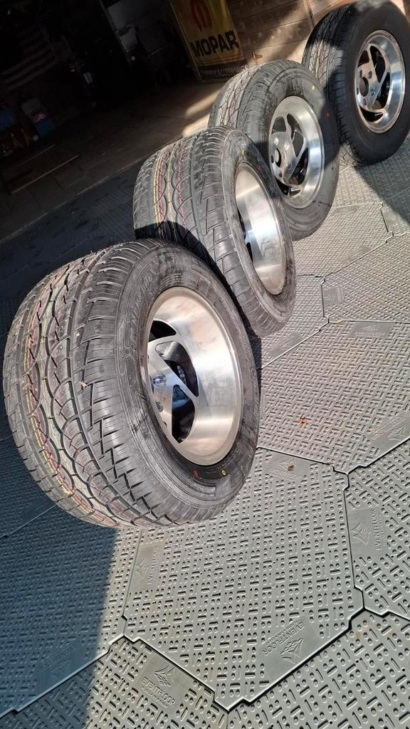 Grand ensemble de 5 trous avec pneus neufs, Autos : Pièces & Accessoires, Pneus & Jantes, Pneu(s), Enlèvement