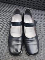 Pumps donker blauw lage hak bandje ZGAN leder maat 38, Pumps, Blauw, Ophalen of Verzenden, Zo goed als nieuw