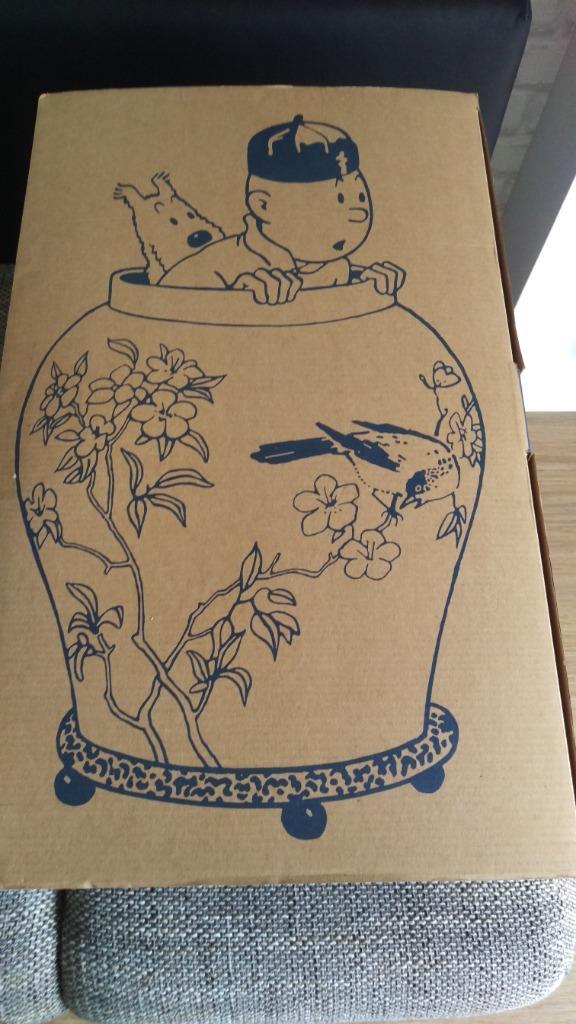 KUIFJE GROTE BLAUWE LOTUSVAAS 44CM STRENG NEGEN B/C, Verzamelen, Stripfiguren, Nieuw, Beeldje of Figuurtje, Kuifje, Ophalen of Verzenden