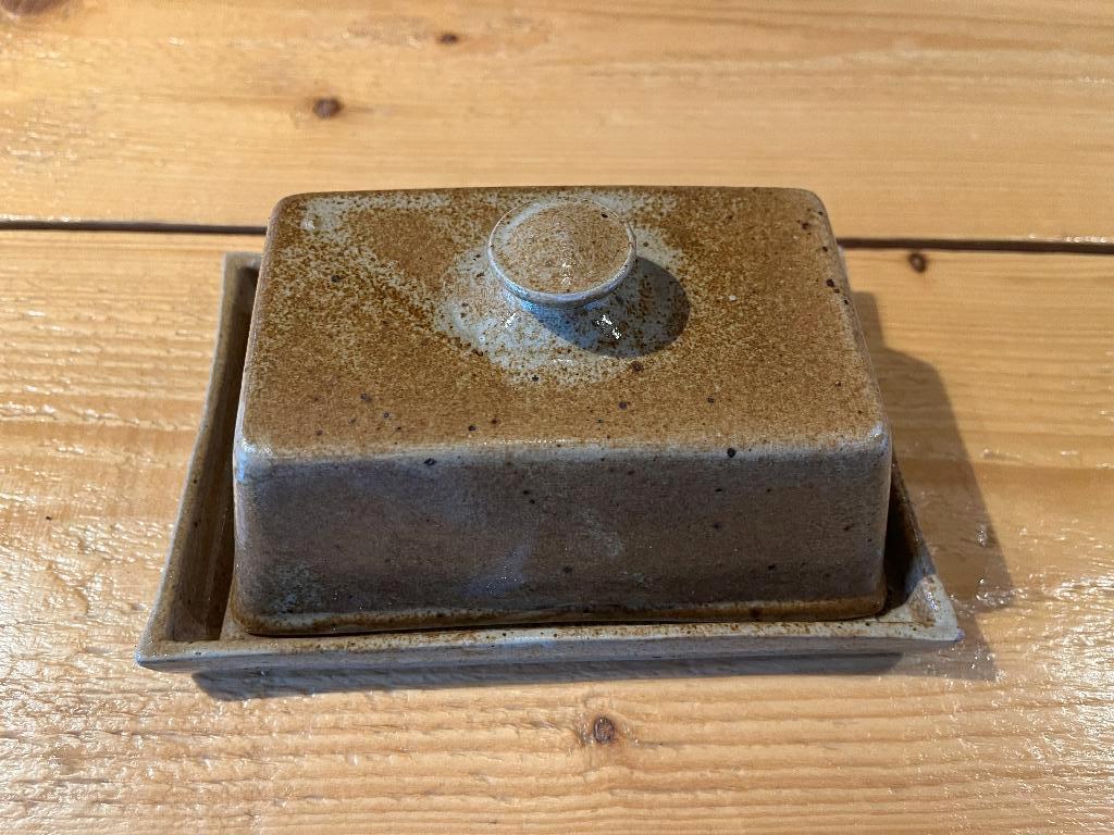 Beurrier en céramique vintage, Comme neuf, Céramique, Enlèvement, Autres types