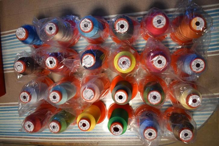 SERAFIL LOCKGAREN 300 (200/2), Hobby en Vrije tijd, Naaien en Fournituren, Nieuw, Garen of Naald(en), Ophalen of Verzenden