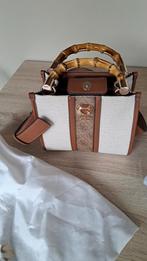 Hier verkoop ik mijn handtas van guess het kleur is bruin, Handtassen en Accessoires, Tassen | Damestassen, Ophalen, Beige, Handtas
