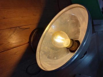 Vintage lamp beschikbaar voor biedingen