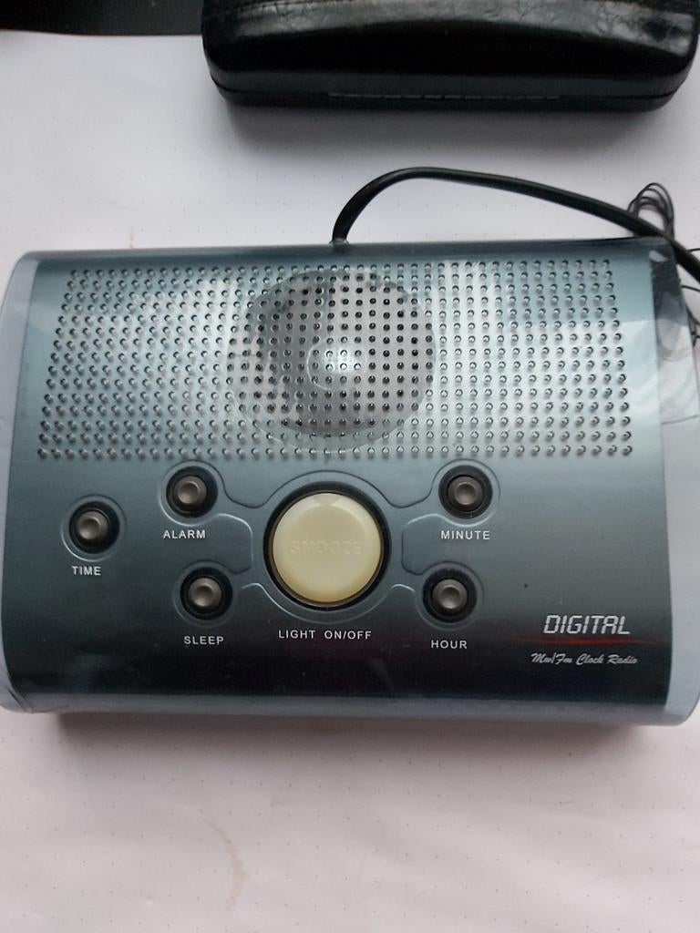 Radio réveil marque Digital avec piles ou prise, Enlèvement ou Envoi, Comme neuf, Radio