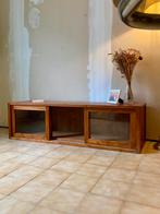 Vintage houten schuifkast met glazen schuifdeurtjes, Huis en Inrichting, Ophalen, Gebruikt, 100 tot 150 cm, Teakhout