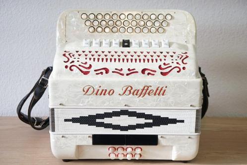 Dino Baffetti 4 chörig trekzak harmonica., Muziek en Instrumenten, Accordeons, Zo goed als nieuw, Knopaccordeon, Met koffer, Met riemen